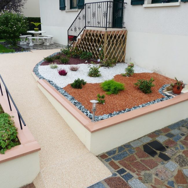 Warum ist Steinteppich winterfest? Erfahrungen aus Köln & NRW im Überblick Steinteppich ist ein offenporiger Bodenbelag, dessen Struktur Wasser durchlässt statt einzuschließen. Das macht ihn besonders winterfest. Erfahrungen aus Köln & NRW zeigen folgende Vorteile: kein Wasserstau → kein Frostsprengdruck keine Fugen, die bei Kälte brechen können UV- und frostbeständige PU-Versiegelung elastische Bindemittel → kein Rissrisiko optimale Drainageeigenschaften Eine zentrale Erkenntnis: Steinteppich übersteht Kälteeinbrüche wesentlich besser als Fliesen, Beton oder Naturstein.