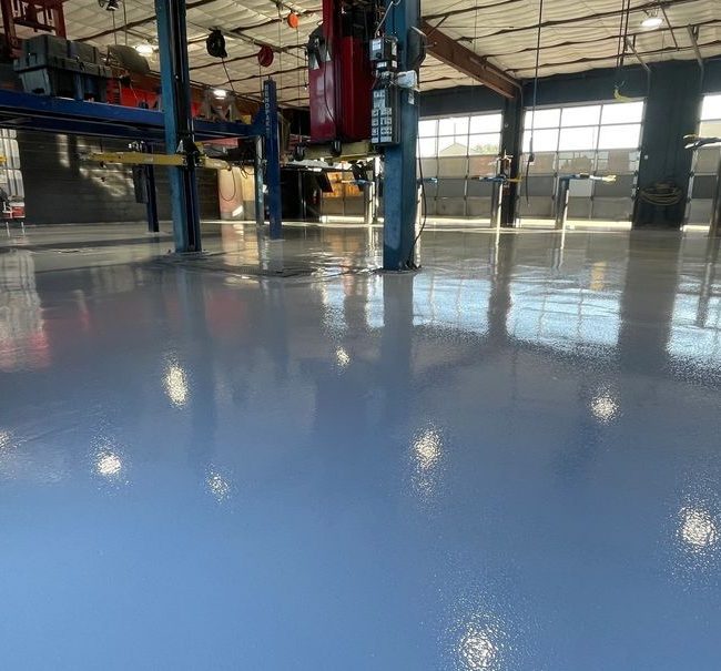 Warum Epoxidharzboden Industrieboden Köln im industriellen Umfeld überzeugt Industrieböden müssen deutlich mehr leisten als Böden im Wohnbereich. In Werkstätten und Lagern wirken täglich hohe mechanische, chemische und thermische Belastungen auf den Boden ein. Genau hier spielt der Epoxidharzboden Industrieboden Köln seine Stärken aus. Zentrale Gründe für den Einsatz: extrem hohe Druck- und Abriebfestigkeit beständig gegen Öle, Fette und viele Chemikalien fugenlose Oberfläche für einfache Reinigung rutschhemmende Ausführungen möglich lange Lebensdauer bei intensiver Nutzung Im Vergleich zu unbehandeltem Beton oder einfachen Beschichtungen bietet Epoxidharz eine deutlich höhere Betriebssicherheit.