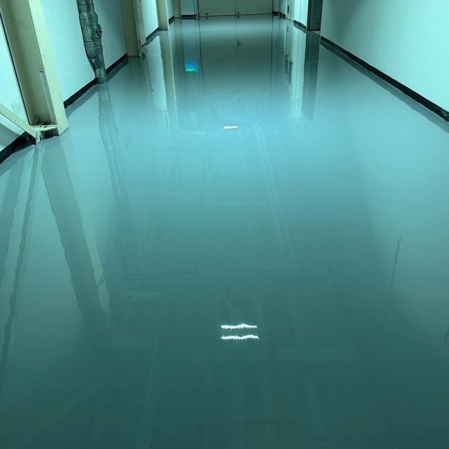 Aufbau eines Epoxidharzboden Industrieboden Köln Ein langlebiger Industrieboden entsteht durch einen klar definierten Aufbau. Untergrundvorbereitung Schleifen oder Kugelstrahlen Entfernung alter Beschichtungen Risssanierung Prüfung der Restfeuchte Grundierung Die Grundierung stellt die Verbindung zwischen Beton und Beschichtung her und verhindert Haftungsprobleme. Epoxidharzschicht Die Hauptschicht bestimmt Belastbarkeit und Optik. Für Industrieböden wird meist ein verstärktes System eingesetzt. Rutschhemmende Schicht Bei Bedarf werden Quarzsand oder spezielle Additive eingearbeitet. Versiegelung Die Versiegelung schützt vor Abrieb, Chemikalien und erleichtert die Reinigung.