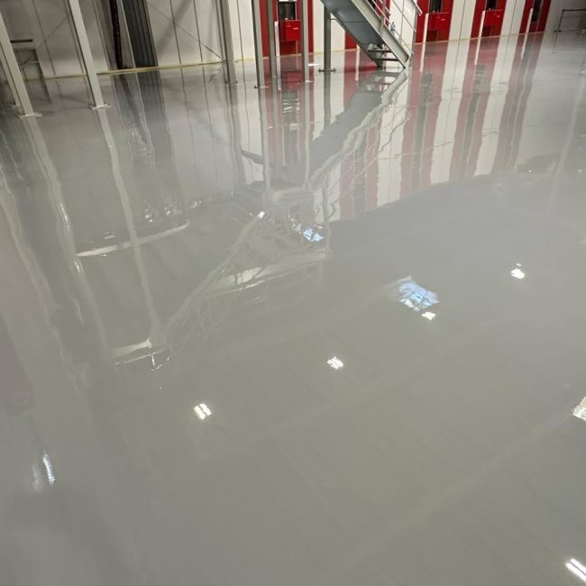 Epoxidharzboden Industrieboden Köln im Vergleich zu Beton und Fliesen Betonboden staubt nimmt Flüssigkeiten auf hoher Pflegeaufwand Fliesen Fugen anfällig für Verschmutzung Bruchgefahr bei Punktlasten Epoxidharz Industrieboden fugenlos extrem belastbar pflegeleicht langlebig Für Werkstatt und Lager ist Epoxidharz langfristig meist die wirtschaftlichere Lösung.