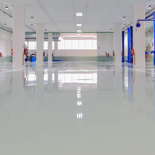 Epoxidharzboden Industrieboden Köln für Lagerflächen In Lagern ist vor allem die Belastbarkeit und Ebenheit des Bodens entscheidend. Vorteile für Lager: hohe Druckfestigkeit für Palettenregale gleichmäßige Oberfläche für Flurförderzeuge gute Sichtbarkeit durch helle Bodenfarben langlebige Markierungen für Verkehrswege Ein Industrieboden aus Epoxidharz erhöht die Effizienz im Lagerbetrieb und reduziert Reparaturzeiten.