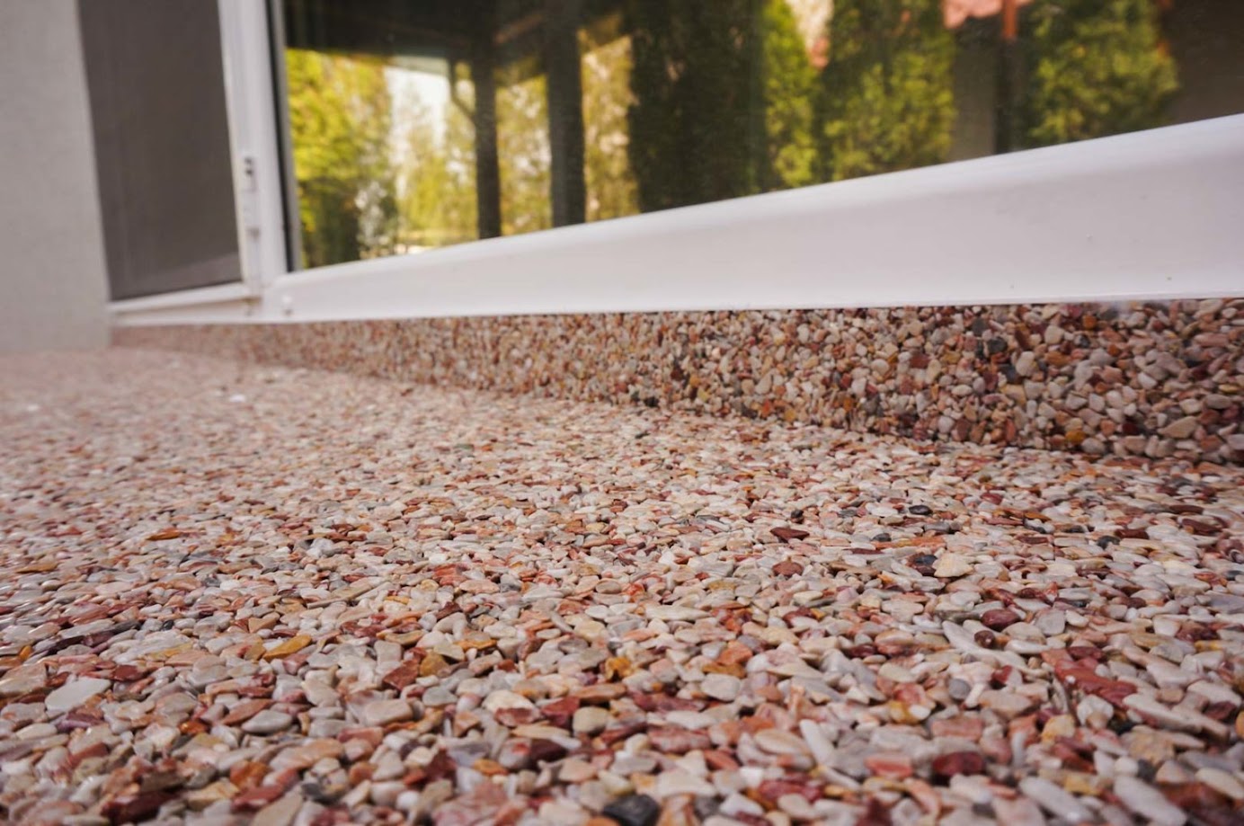 Steinteppich Balkon Köln – rutschfester Außenboden Mikrozement Bad Köln – fugenlose Dusche vs.