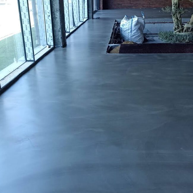 Mikrozement Spachtelauftrag in mehreren dünnen Schichten