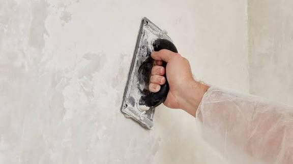 Mikrozement Grundierung auf Untergrund vor dem Spachteln