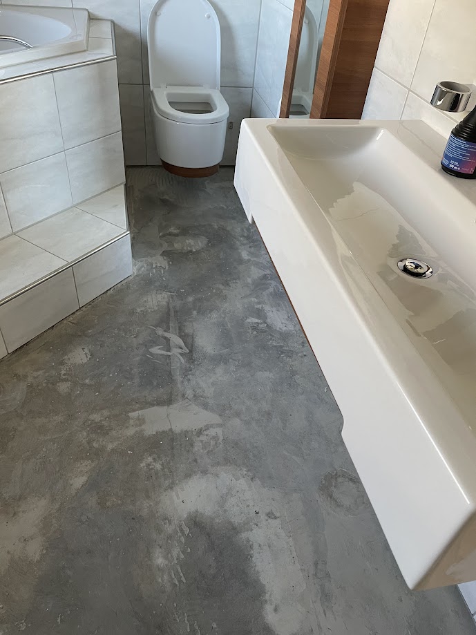 Was ist Mikrozement? Mikrozement ist ein zementbasierter Spachtelbelag, der in mehreren dünnen Schichten von Hand aufgetragen wird.