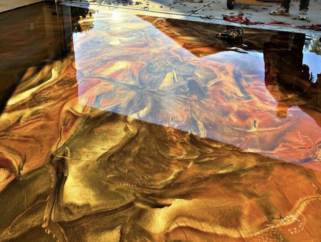 Warum Metallic Epoxidharzboden Köln so gefragt ist Der Wunsch nach Individualität spielt 2026 eine zentrale Rolle im modernen Innenausbau. Standardlösungen wirken oft austauschbar, während ein Metallic Epoxidharzboden Köln sofort Aufmerksamkeit erzeugt. Typische Gründe für die steigende Nachfrage: einzigartige, wolkenartige Tiefenoptik jede Fläche ein Unikat Kombination aus Design und Technik fugenlose, hochwertige Oberfläche ideal für repräsentative Räume Im Gegensatz zu klassischen Bodenbelägen ist kein Metallic Epoxidharzboden Köln identisch mit einem anderen. Das macht ihn besonders attraktiv für Kunden, die Wert auf Exklusivität legen.