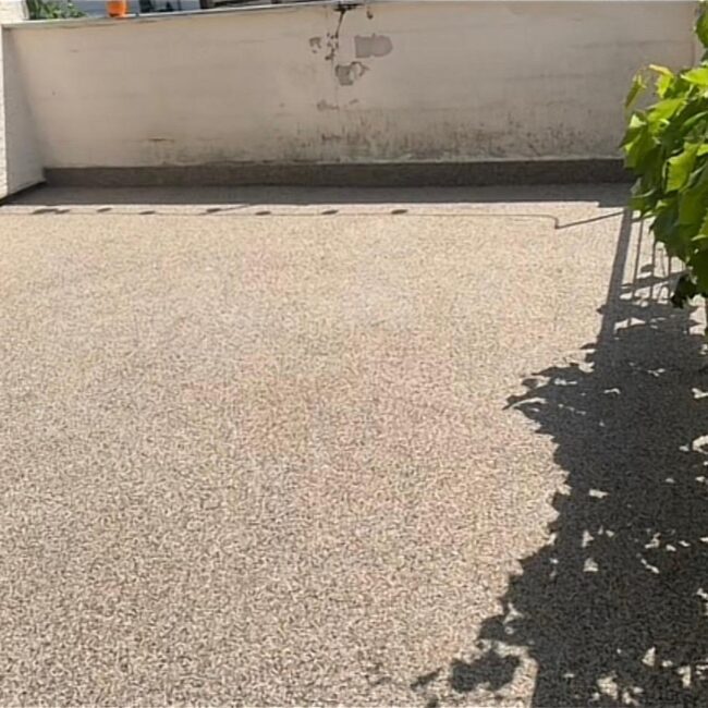 Pflege & Reinigung – Steinteppich oder Fliesen? Steinteppich extrem pflegeleicht keine Fugen → kein Schimmel Schmutz dringt kaum ein